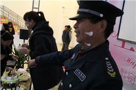 上海辦公家具廠——碧江家具慶生現(xiàn)場樂趣無窮