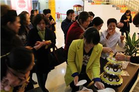 上海辦公家具廠——碧江家具慶生現(xiàn)場