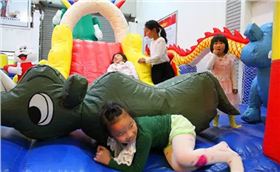 上海碧江辦公家具充氣城堡現(xiàn)場