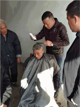 碧江家具董事長慰問孤寡老人