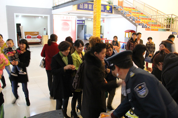 上海辦公家具廠——碧江家具慶生現(xiàn)場