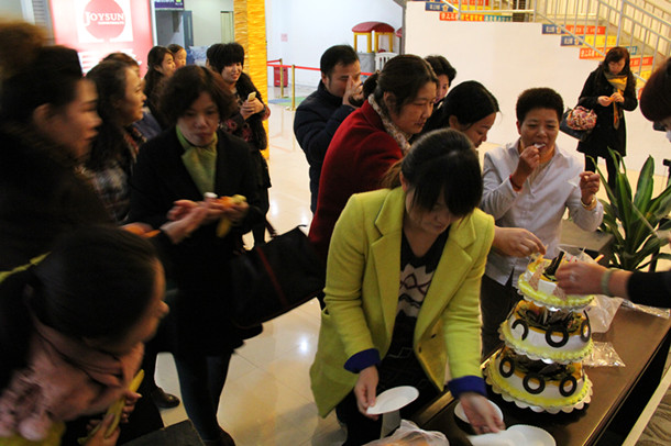 上海辦公家具廠——碧江家具慶生現(xiàn)場