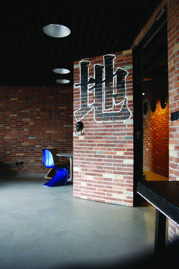 上海辦公家具廠家——工業(yè)風(fēng)下的古樸風(fēng)格的門 上海辦公家具廠家——工業(yè)風(fēng)下的古樸風(fēng)格的門