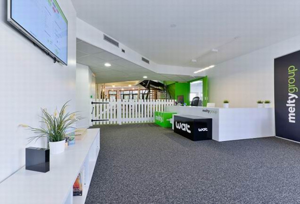 上海辦公家具廠家:草原風前臺接待區