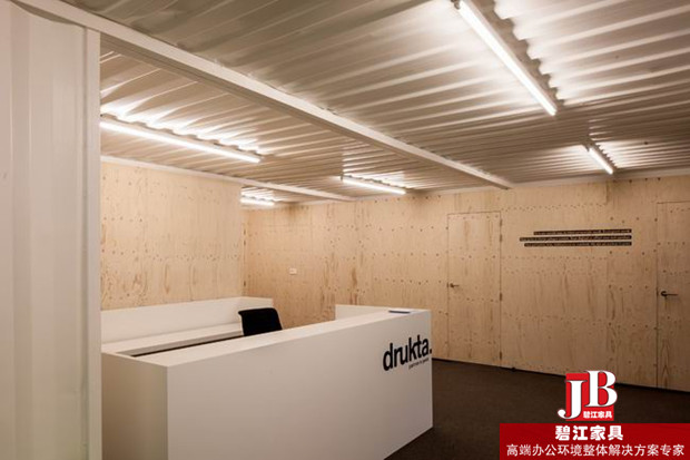 集裝箱打造成的接待前臺(tái)