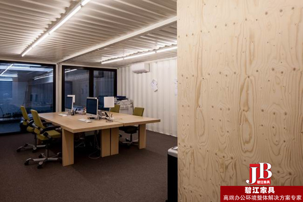 集裝箱內(nèi)的職員辦公區(qū)