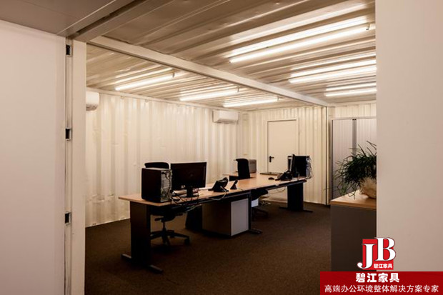 集裝箱內(nèi)的高端辦公家具配置