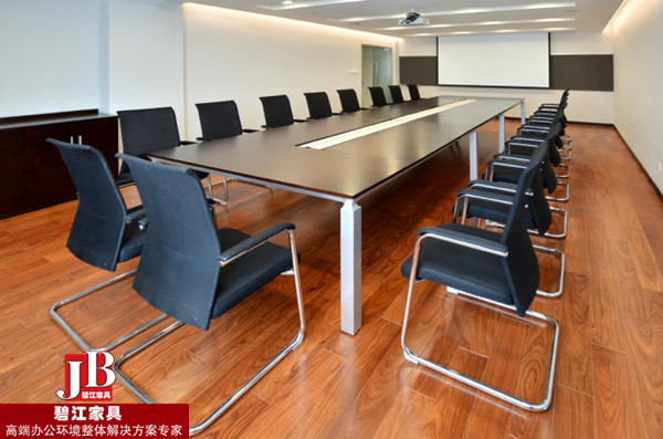 巨慧財富會議室辦公家具配置實景圖