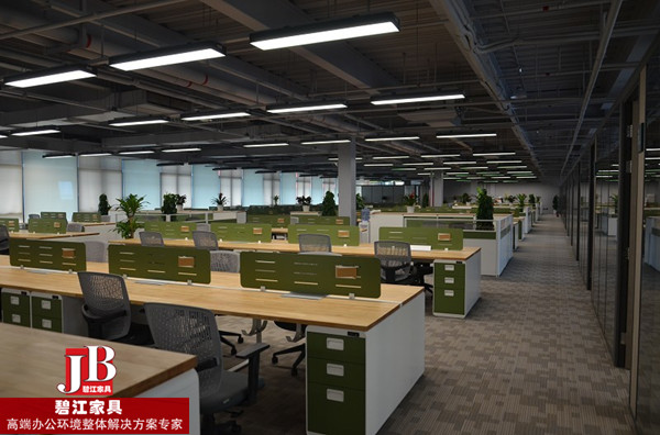 巨慧財富職員辦公區辦公家具配置實景圖